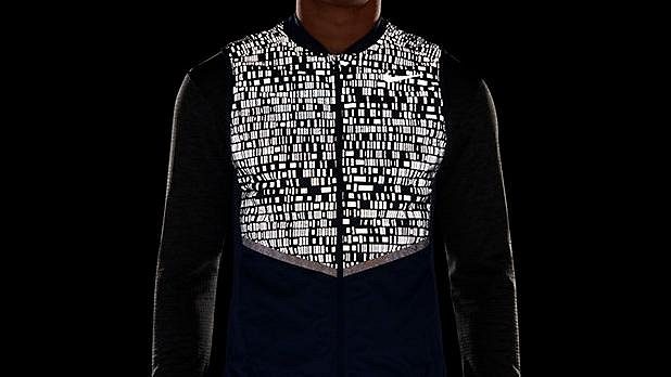 Vesta Nike Aeroloft Flash: Prachové husí peří, lesk jako blesk. Vesta Nike Aeroloft Flash: Prachové husí peří, lesk jako blesk.