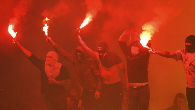 Fotbaloví "ultras" v Bělehradě dělají srbským hráčům vrásky (ilustrační foto) Fotbaloví "ultras" v Bělehradě dělají srbským hráčům vrásky (ilustrační foto)
