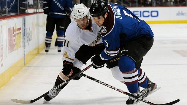 Hokejista Anaheimu Ducks Saku Koivu (vlevo) v souboji s Shanem O'Brienem z Colorada Avalanche. Hokejista Anaheimu Ducks Saku Koivu (vlevo) v souboji s Shanem O'Brienem z Colorada Avalanche.