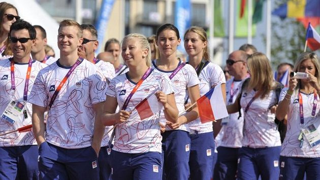 Čeští sportovci při slavnostním vztyčování české vlajky v olympijské vesnici Čeští sportovci při slavnostním vztyčování české vlajky v olympijské vesnici