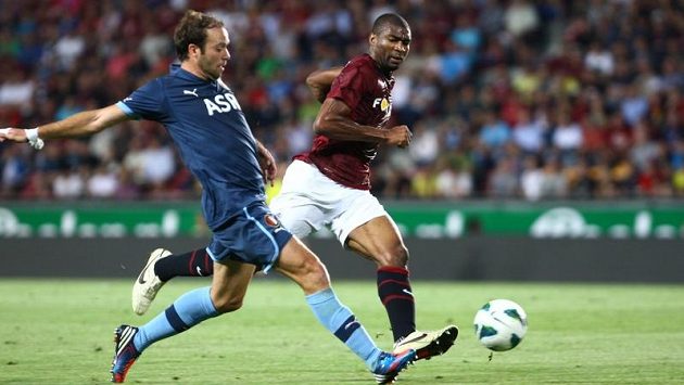 Sparťanský kanonýr Léonard Kweuke (vpravo) v souboji s obráncem Feyenoordu Jorisem Mathijsenem Sparťanský kanonýr Léonard Kweuke (vpravo) v souboji s obráncem Feyenoordu Jorisem Mathijsenem