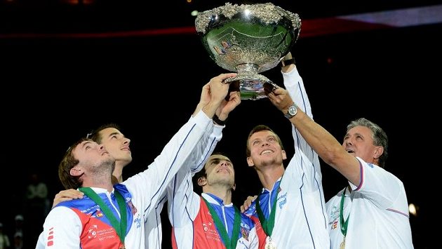 Český tým se raduje z vítězství. Uprostřed je Radek Štěpánek, jehož utkání se Španělem Nicolásem Almagrem o vítězství rozhodlo. Český tým se raduje z vítězství. Uprostřed je Radek Štěpánek, jehož utkání se Španělem Nicolásem Almagrem o vítězství rozhodlo.