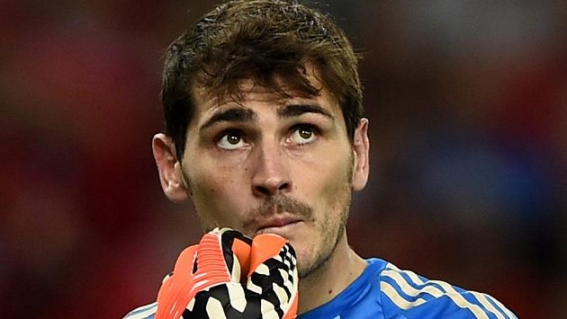 Smutný španělský brankář Iker Casillas. Smutný španělský brankář Iker Casillas.