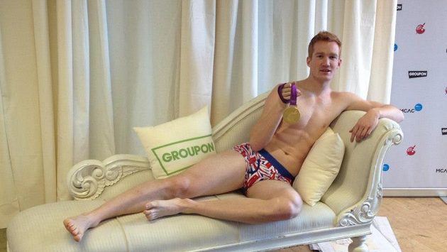 Greg Rutherford se svlékl, aby pomohl v boji proti rakovině. Greg Rutherford se svlékl, aby pomohl v boji proti rakovině.
