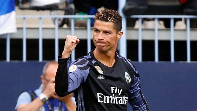 Cristiano Ronaldo z Realu se raduje po gólu proti Málaze. Cristiano Ronaldo z Realu se raduje po gólu proti Málaze.