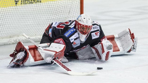 Brankář Šimon Hrubec z Třince. Brankář Šimon Hrubec z Třince.