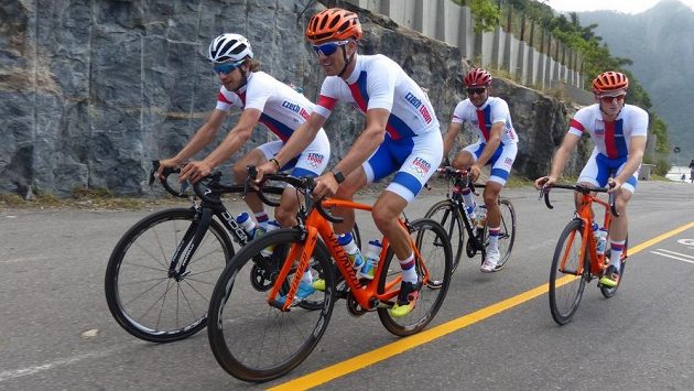 Čeští cyklisté (zleva) Leopold König, Zdeněk Štybar, Jan Bárta a Petr Vakoč ještě při tréninku v Riu. Čeští cyklisté (zleva) Leopold König, Zdeněk Štybar, Jan Bárta a Petr Vakoč ještě při tréninku v Riu.