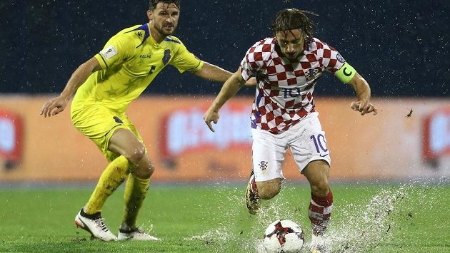 Zleva Enis Alushi z Kosova a Chorvat Luka Modrič. Zleva Enis Alushi z Kosova a Chorvat Luka Modrič.