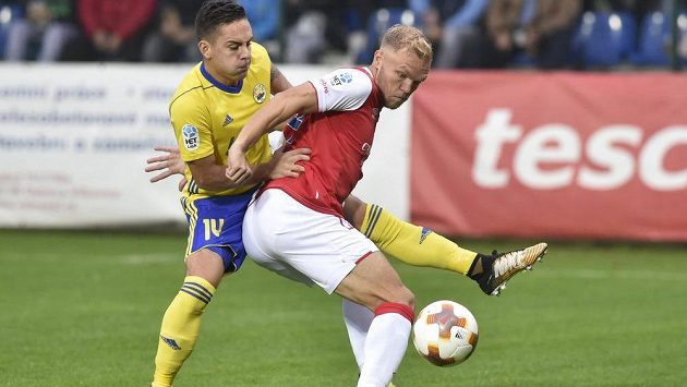 Daniel Holzer ze Zlína v souboji s Mickem van Burenem ze Slavie v utkání HET ligy. Daniel Holzer ze Zlína v souboji s Mickem van Burenem ze Slavie v utkání HET ligy.