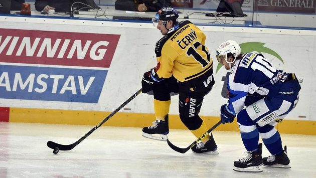Zleva Jakub Černý z Litvínova a Martin Erat z Brna. Zleva Jakub Černý z Litvínova a Martin Erat z Brna.