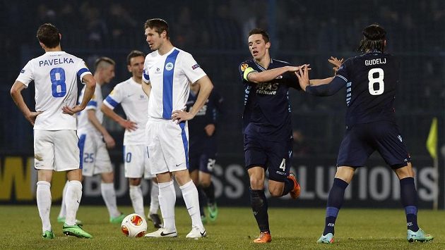 Nick Viergever (druhý zprava) a Nemanja Gudelj se radují z gólu proti Liberci. Nick Viergever (druhý zprava) a Nemanja Gudelj se radují z gólu proti Liberci.