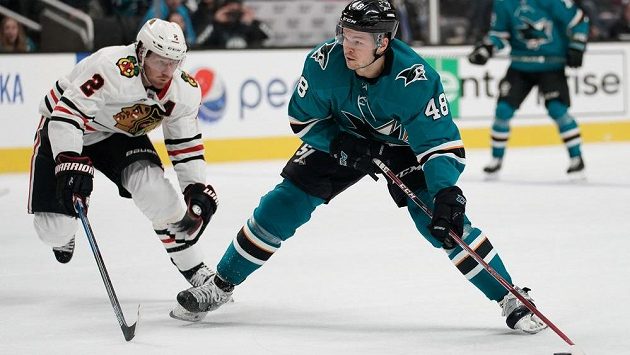 Tomáš Hertl (48) ze San Jose a Duncan Keith (2) z Chicaga. Tomáš Hertl (48) ze San Jose a Duncan Keith (2) z Chicaga.