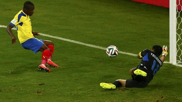 Ekvádorský útočník Enner Valencia (vlevo) střílí gól proti Hondurasu. Ekvádorský útočník Enner Valencia (vlevo) střílí gól proti Hondurasu.