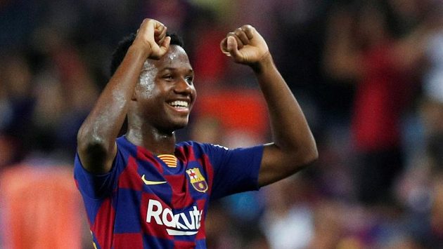 Barcelonský talent Anssumane Fati se raduje ze svého prvního startu v nejvyšší španělské soutěži. Barcelonský talent Anssumane Fati se raduje ze svého prvního startu v nejvyšší španělské soutěži.