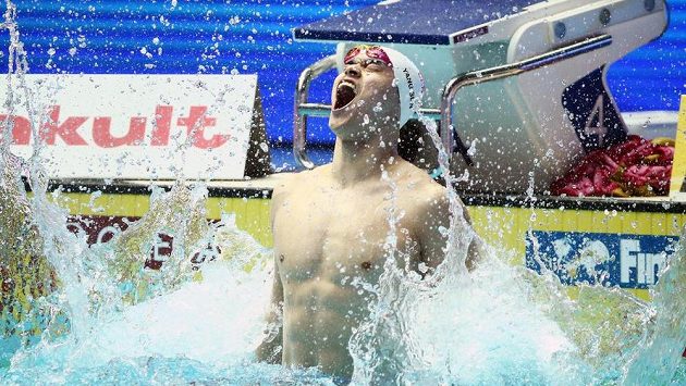 Kontroverzní čínský plavec Sun Jang slaví titul mistra světa v závodu na 400 metrů volný způsob. Kontroverzní čínský plavec Sun Jang slaví titul mistra světa v závodu na 400 metrů volný způsob.