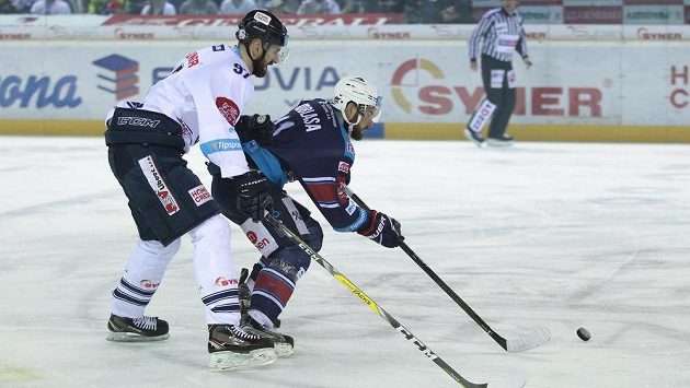Zleva Lukáš Vantuch z Liberce a Petr Koblasa z Chomutova ve druhém semifinále. Zleva Lukáš Vantuch z Liberce a Petr Koblasa z Chomutova ve druhém semifinále.