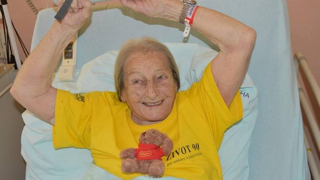 Olympijská vítězka v hodu oštěpem Dana Zátopková se na nemocničním lůžku zotavuje ze zranění nohy. Olympijská vítězka v hodu oštěpem Dana Zátopková se na nemocničním lůžku zotavuje ze zranění nohy.