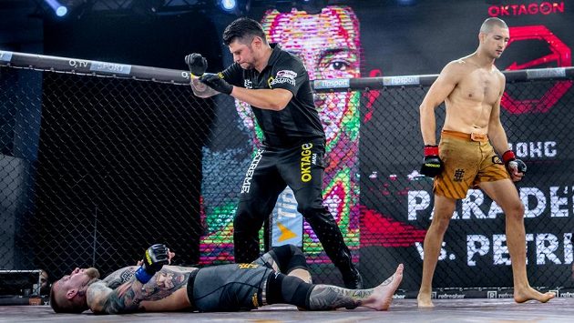 Ronald Paradeiser a Michal Petriš, bratislavské derby do 80 kilo, za 62 sekund slavil Paradeiser. Ronald Paradeiser a Michal Petriš, bratislavské derby do 80 kilo, za 62 sekund slavil Paradeiser.