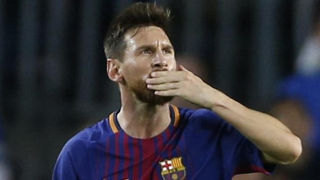 Hvězda Barcelony Lionel Messi zdraví fanoušky po výhře nad Juventusem Turín v Lize mistrů. Hvězda Barcelony Lionel Messi zdraví fanoušky po výhře nad Juventusem Turín v Lize mistrů.