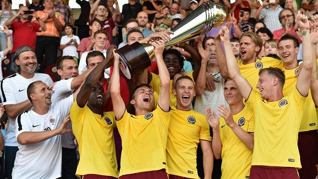 Fotbalisté Sparty Praha zleva Costa Nhamoinesu, David Lafata, Pavel Kadeřábek, Bořek Dočkal, Ladislav Krejčí a Radoslav Kováč (nahoře) se radují ze zisku Superpoháru. Fotbalisté Sparty Praha zleva Costa Nhamoinesu, David Lafata, Pavel Kadeřábek, Bořek Dočkal, Ladislav Krejčí a Radoslav Kováč (nahoře) se radují ze zisku Superpoháru.