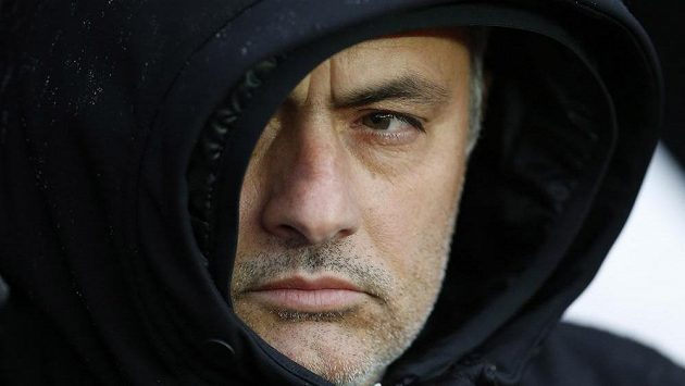 Portugalský kouč Mourinho je před zápasem své Chelsea s Manchesterem ostražitý Portugalský kouč Mourinho je před zápasem své Chelsea s Manchesterem ostražitý