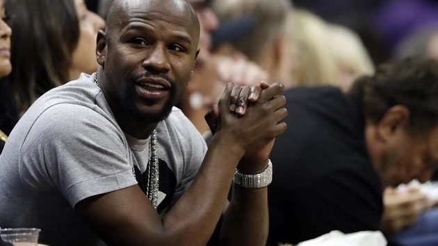 Boxer Floyd Mayweather je velký počtář, vyhovují mu více miliónové částky. Boxer Floyd Mayweather je velký počtář, vyhovují mu více miliónové částky.