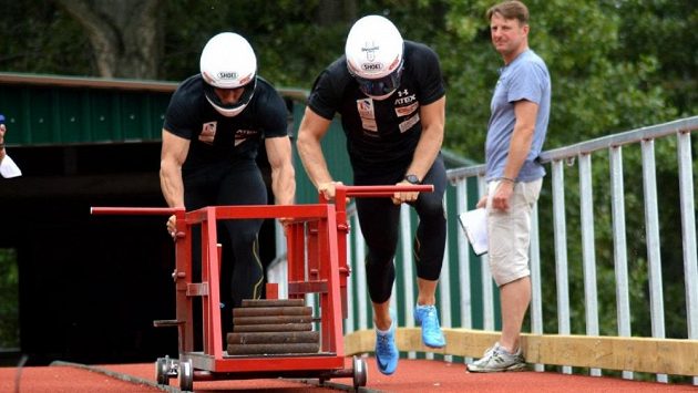 Bobista Dominik Dvořák zářil spokojeností i se svými parťáky. Na Olympu brali dvě vítězství. Bobista Dominik Dvořák zářil spokojeností i se svými parťáky. Na Olympu brali dvě vítězství.