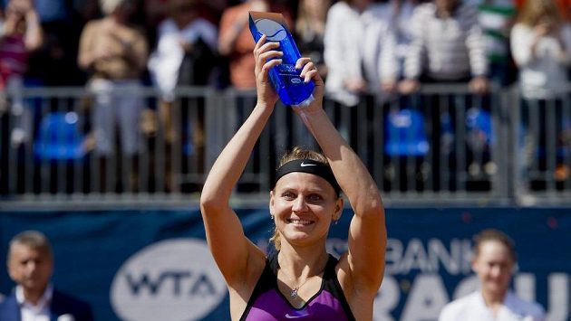 Česká tenistka Lucie Šafářová s trofejí pro vítězku turnaje WTA v Praze. Česká tenistka Lucie Šafářová s trofejí pro vítězku turnaje WTA v Praze.