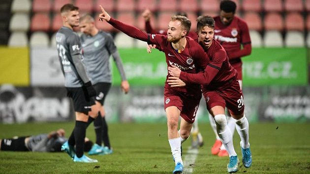 Fotbalista Sparty Martin Hašek slavé gól na hřišti Příbrami, oslavuje s ním spoluhráč Hložek. Fotbalista Sparty Martin Hašek slavé gól na hřišti Příbrami, oslavuje s ním spoluhráč Hložek.