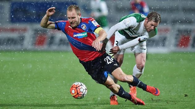 Jablonecký záložník Tomáš Hübschman (vpravo) se snaží zastavit plzeňského středopolaře Daniela Koláře v zápase 15. kola Synot ligy. Jablonecký záložník Tomáš Hübschman (vpravo) se snaží zastavit plzeňského středopolaře Daniela Koláře v zápase 15. kola Synot ligy.