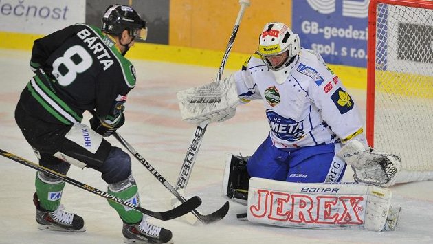 Boleslavský Michal Bárta před brankářem Brna Markem Čiliakem. Boleslavský Michal Bárta před brankářem Brna Markem Čiliakem.