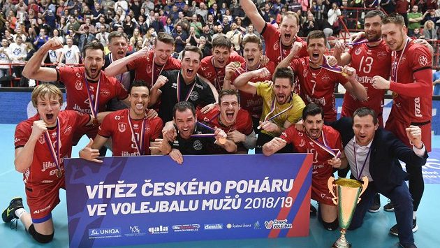 Hráči Budějovic se radují z vítězství. Hráči Budějovic se radují z vítězství.