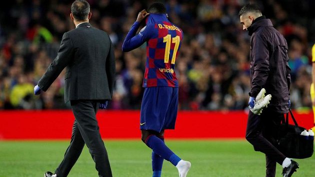 Ousmane Dembélé opouští hřiště po zranění v utkání Ligy mistrů proti Dortmundu. Ousmane Dembélé opouští hřiště po zranění v utkání Ligy mistrů proti Dortmundu.