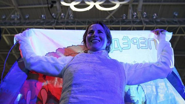 Ruska fleretistka Inna Děriglazovová se raduje z olympijského zlata- Ruska fleretistka Inna Děriglazovová se raduje z olympijského zlata-