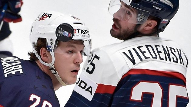 Americký obránce Jake McCabe (vlevo) v dresu národního celku při MS 2019 v zápase proti Slovensku. Americký obránce Jake McCabe (vlevo) v dresu národního celku při MS 2019 v zápase proti Slovensku.
