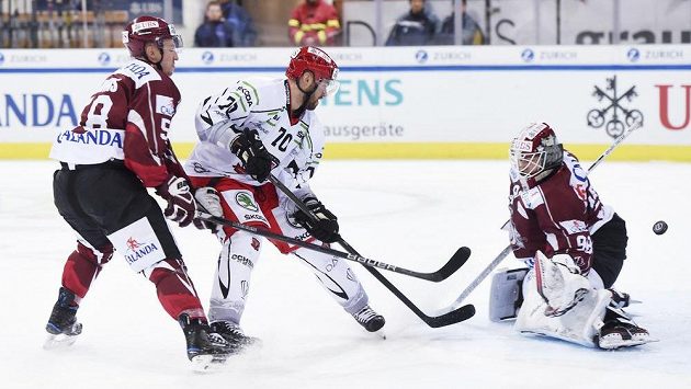 Radek Smoleňák střílí vítězný gól Hradce Králové ve čtvrtfinále Spengler Cupu proti Rize. Radek Smoleňák střílí vítězný gól Hradce Králové ve čtvrtfinále Spengler Cupu proti Rize.