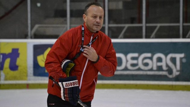 Kouč Petr Novák během tréninku hokejistů Slavie. Kouč Petr Novák během tréninku hokejistů Slavie.