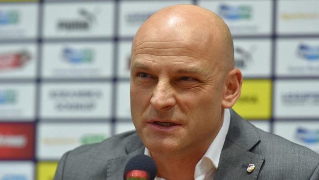 Nový trenér Adrián Guľa se chopil zimní přípravy fotbalistů Viktorie Plzeň. Nový trenér Adrián Guľa se chopil zimní přípravy fotbalistů Viktorie Plzeň.