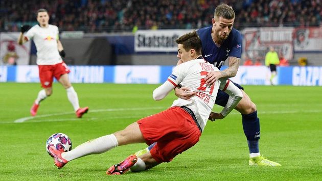 Český útočník Patrik Schick z Lipska v souboji s Tobym Alderweireldem z Tottenhamu. Český útočník Patrik Schick z Lipska v souboji s Tobym Alderweireldem z Tottenhamu.