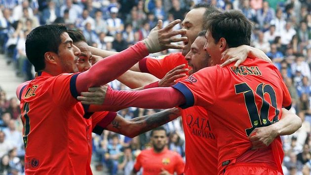 Fotbalisté Barcelony slaví gól na hřišti Espaňolu. Druhý zleva je autor branky Neymar. Fotbalisté Barcelony slaví gól na hřišti Espaňolu. Druhý zleva je autor branky Neymar.