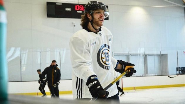 David Pastrňák na pondělním tréninku hokejistů Bostonu. David Pastrňák na pondělním tréninku hokejistů Bostonu.
