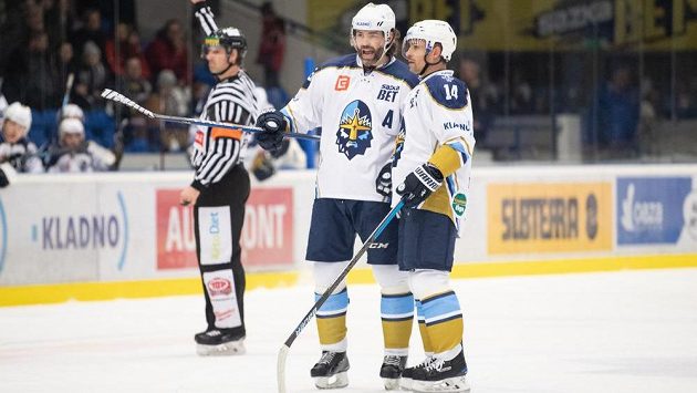 Legendy! Jaromír Jágr a Tomáš Plekanec při poradě během utkání Chance ligy. Legendy! Jaromír Jágr a Tomáš Plekanec při poradě během utkání Chance ligy.