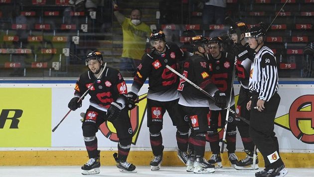 Hráči Sparty se radují z gólu v Lize mistrů proti TPS Turku. Hráči Sparty se radují z gólu v Lize mistrů proti TPS Turku.