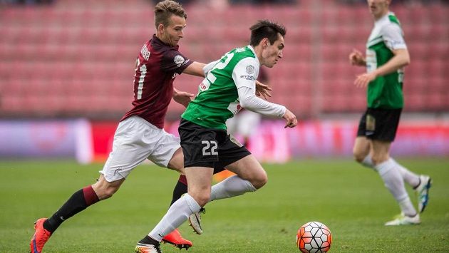 Ještě na jaře hrál Vjačeslav Karavajev (vpravo) na Spartě za Jablonec, teď do ní míří. Ještě na jaře hrál Vjačeslav Karavajev (vpravo) na Spartě za Jablonec, teď do ní míří.
