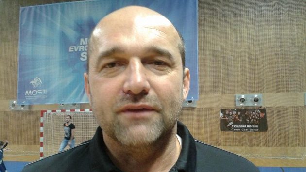 Trenér házenkářek Mostu Peter Dávid. Trenér házenkářek Mostu Peter Dávid.