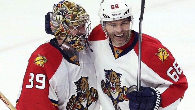 Rozesmátý Jaromír Jágr oslavuje s brankářem Floridy Danem Ellisem důležitou výhru nad Ottawou. Rozesmátý Jaromír Jágr oslavuje s brankářem Floridy Danem Ellisem důležitou výhru nad Ottawou.