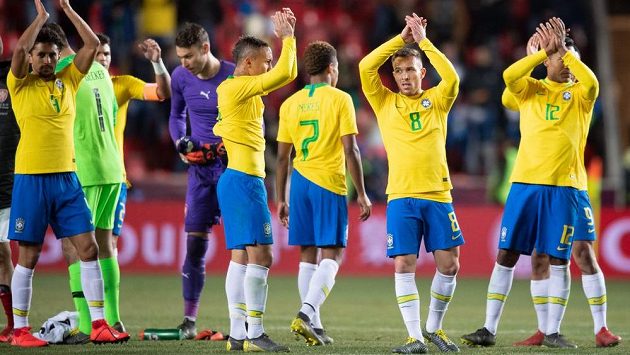 Fotbalisté Brazílie děkují divákům po přátelském utkání v Praze. Fotbalisté Brazílie děkují divákům po přátelském utkání v Praze.