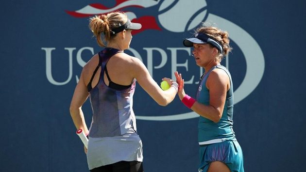 Barbora Strýcová (vpravo) s Lucií Šafářovou při US Open. Barbora Strýcová (vpravo) s Lucií Šafářovou při US Open.