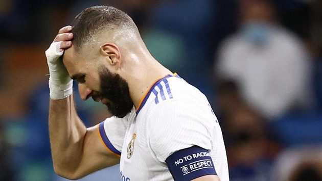 Zklamaný útočník Realu Madrid Karim Benzema. Zklamaný útočník Realu Madrid Karim Benzema.
