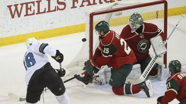 Tomáš Hertl (vlevo) brankáře Minnesoty Joshe Hardinga nepřekonal. Tomáš Hertl (vlevo) brankáře Minnesoty Joshe Hardinga nepřekonal.